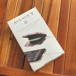 Avenue 9 RFID Powerbank Wallet Flamingos. NWT